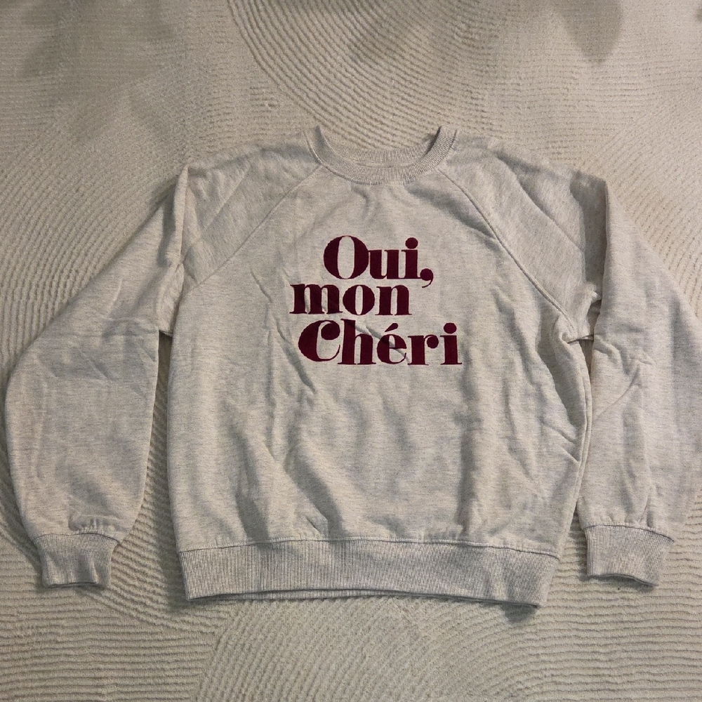 H&M Light Gray Crewneck Sweatshirt with Burgundy 'Oui, mon Chéri' Print